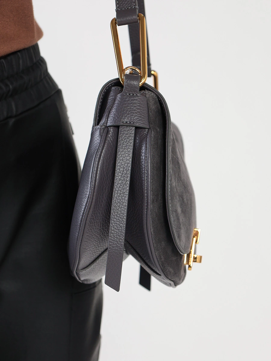 Сумка-сэдл серого цвета